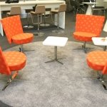 Büromöbel im Empfang mit Lougesessel orange Köln.jpg